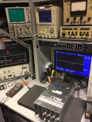 Egy tápegység a műhelyben, tesztelés után.